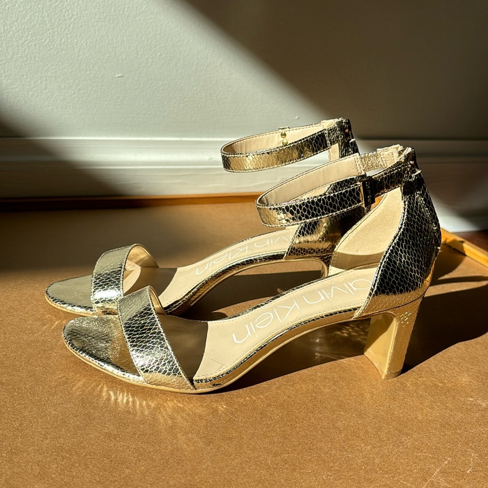 Shiny gold Calvin Klein heeled sandals (size 9M)